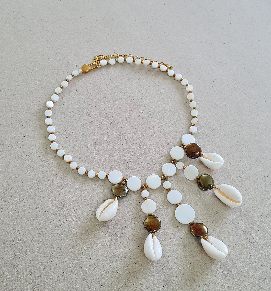 SEASIDE SHIMMER NECKLACE IN GOLD FINISH