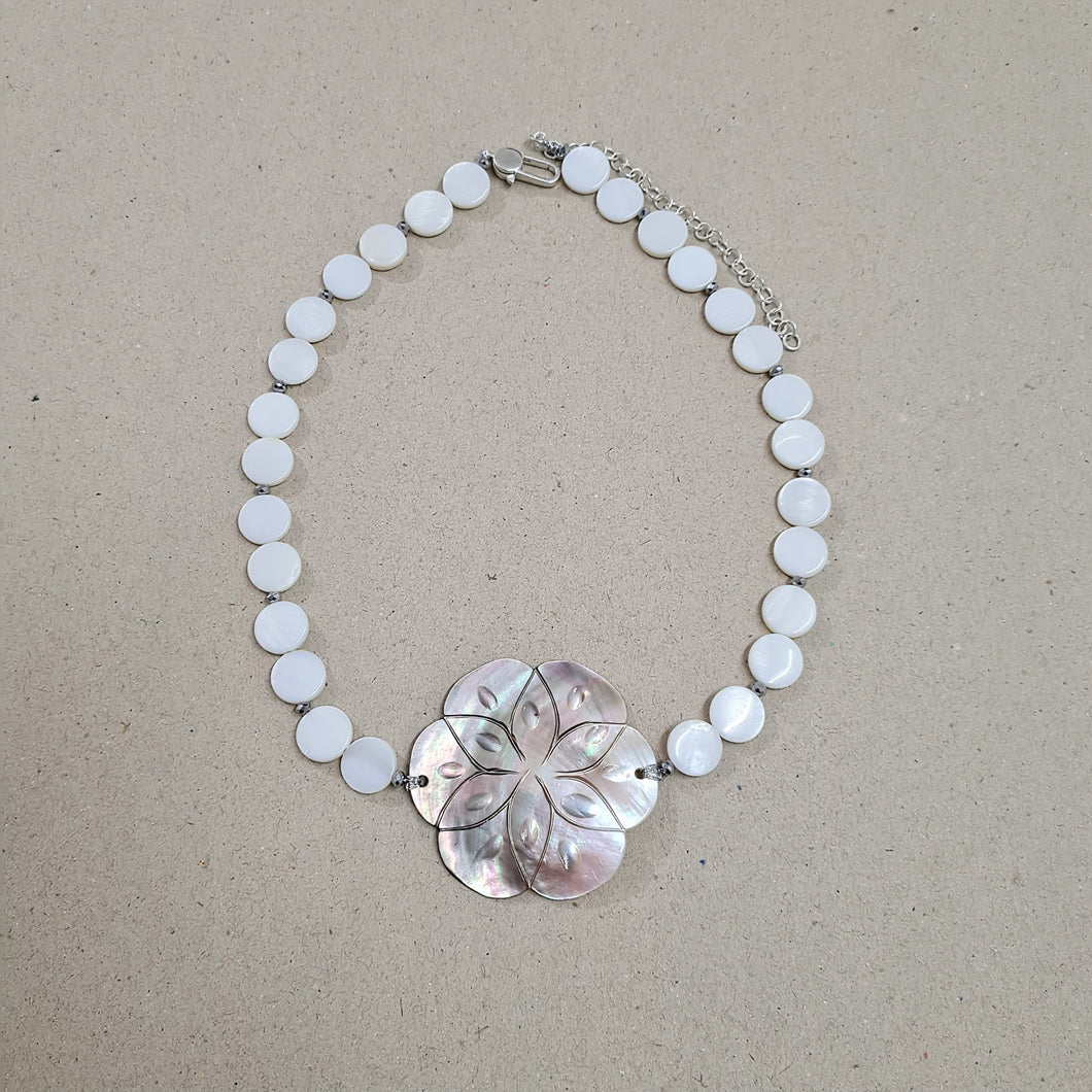 MARINE BLOOM CHOKER IN SILVER FINISH