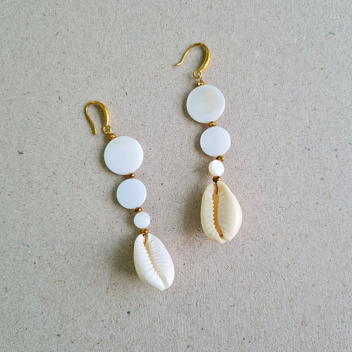 DESCENDING COWRIE SHELL DROP EARRINGS IN GOLD FINISH