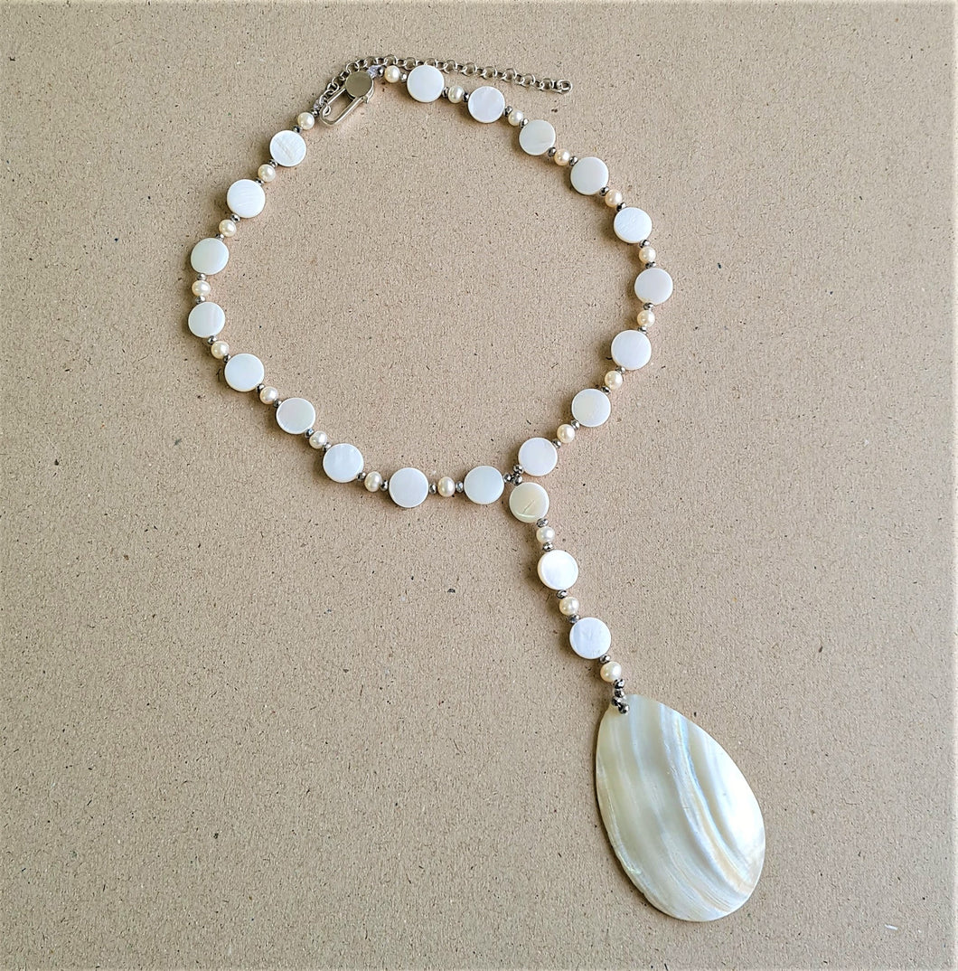 PEARL HEAVEN SHELL LARIAT IN SILVER FINISH