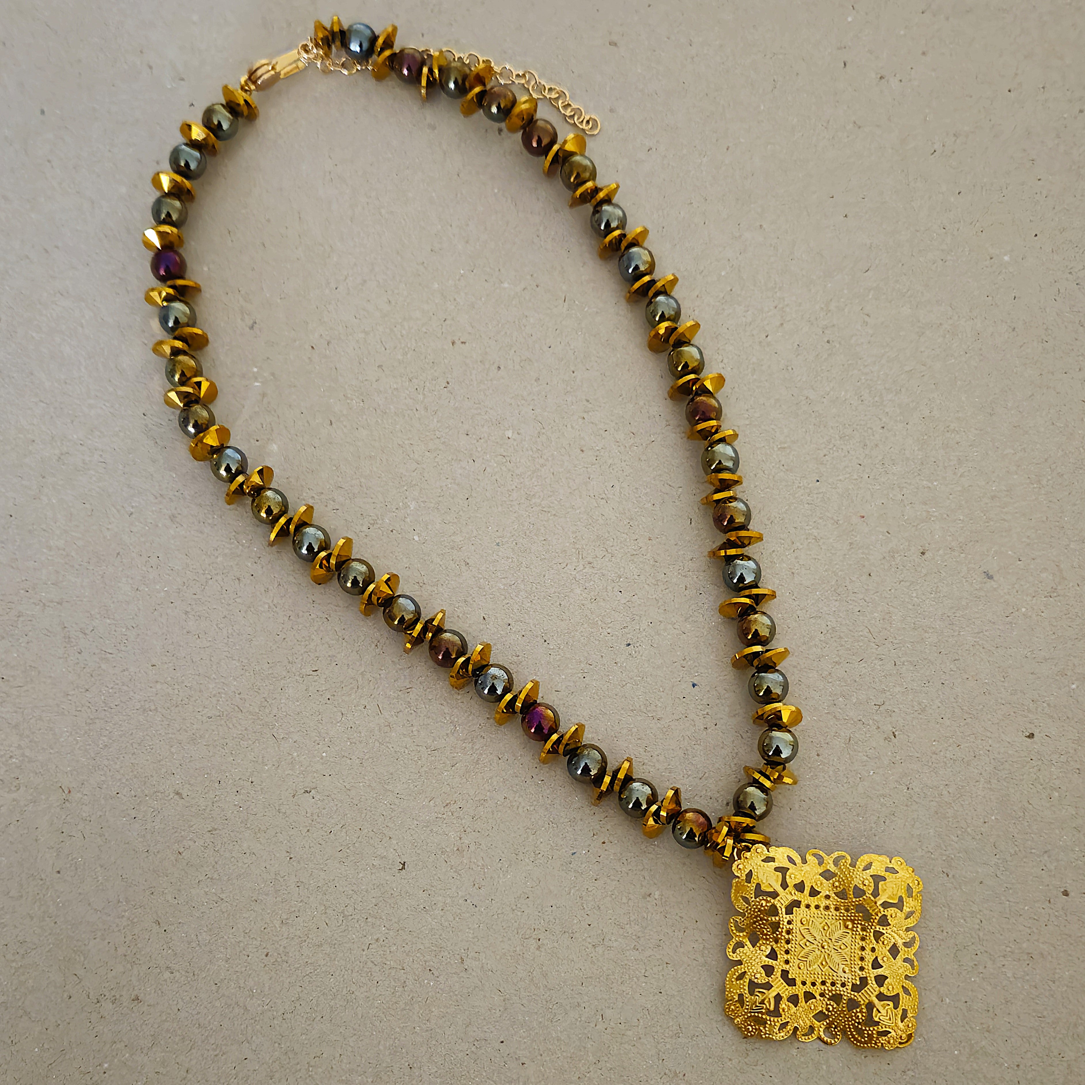 BAROQUE VINTAGE STYLE PENDANT NECKLACE WITH RAINBOW TONE BEADS