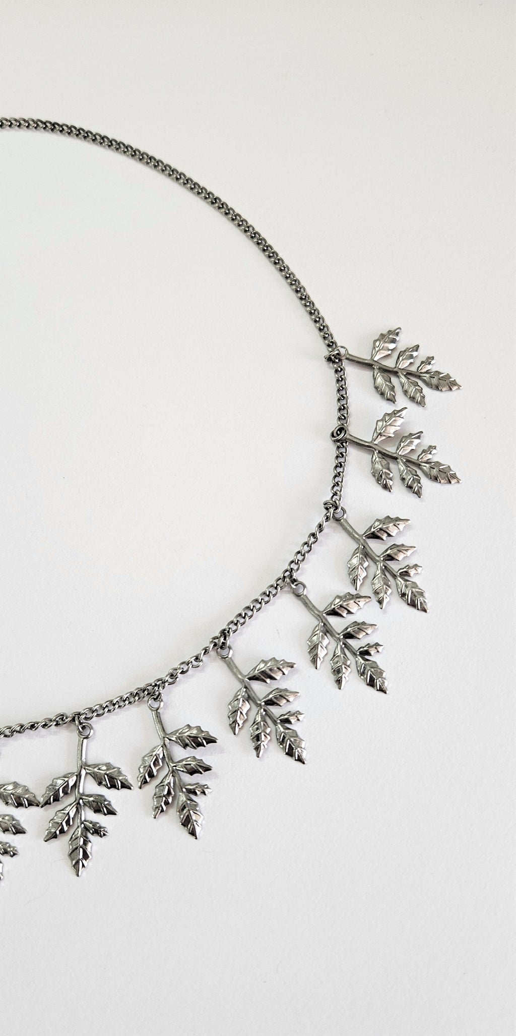 DANGLING FERN NECKLACE BY SKEDIO