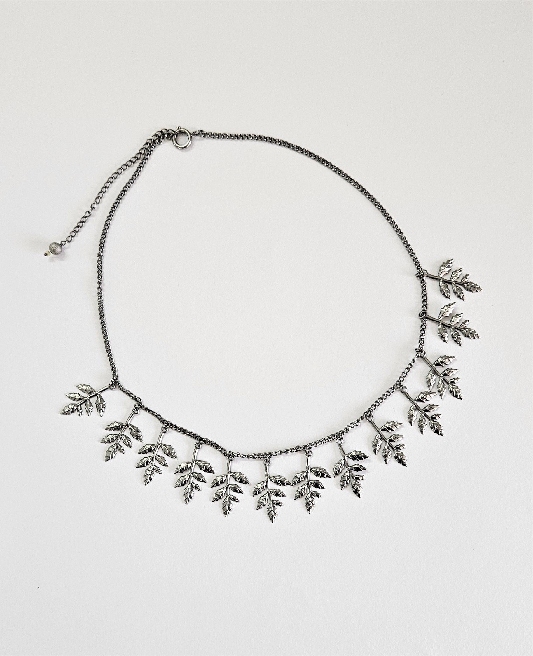 DANGLING FERN NECKLACE BY SKEDIO