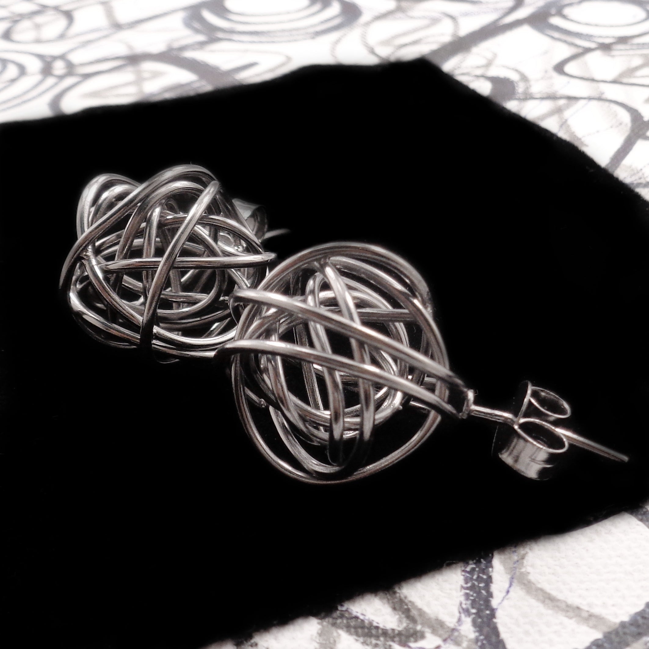 SCRIBBLE TOP STUDS